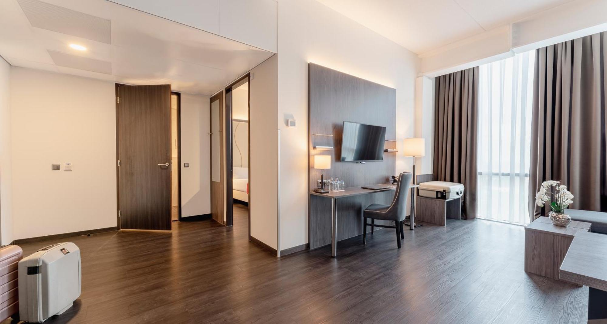 Plaza Premium Almere Exterior photo